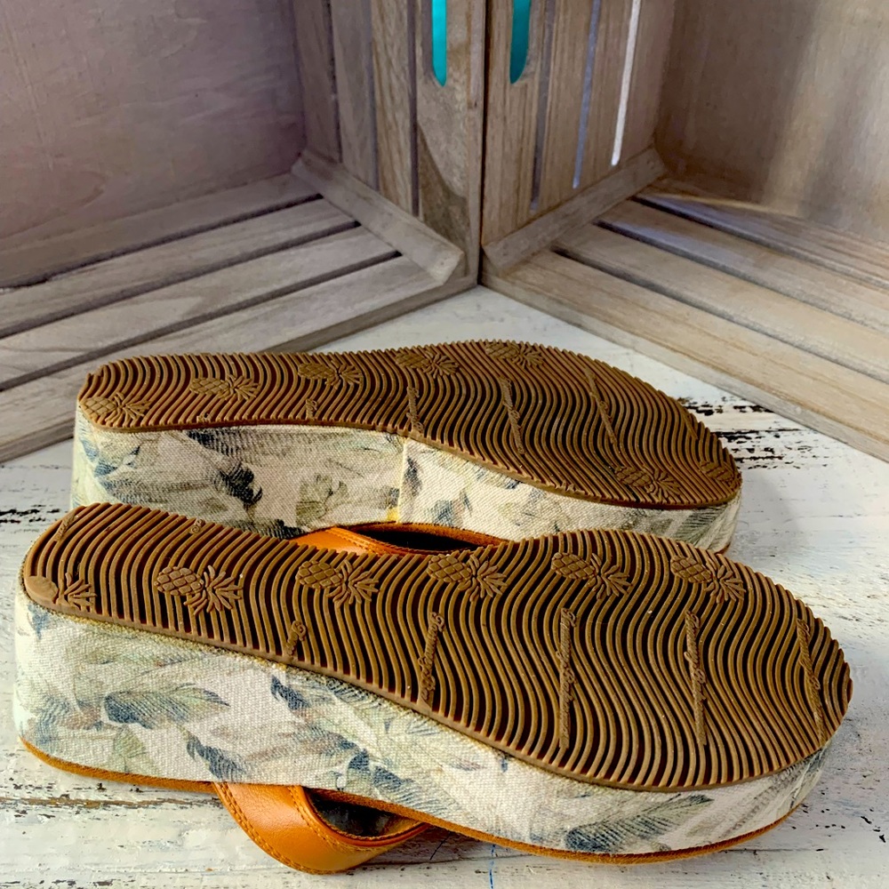 Tommy Bahama Wedge Thong Sandal Size 8 Leafy Design heel with soft comfy sole - Picture 3 of 4